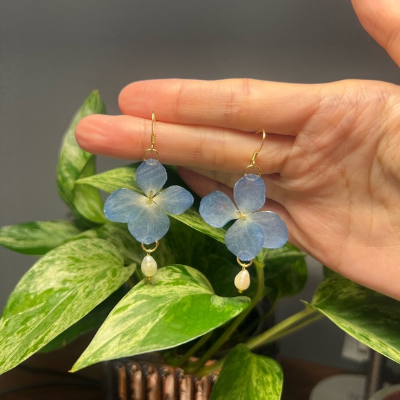 Handmade earring featuring real hydrangeas flower and freshwater pearl - Picture 4 of 4